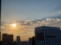 ~写真は夏至の日に、仕事を終えて退社するときの17階からの眺め~